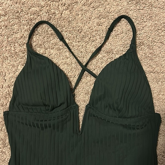 Women'sRibbed Plunge Front V-Wire One
Piece Swimsuit - Shade & Shore - Picture 6 of 10